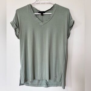✨Banana Republic Sage Green V-Neck Tee - Size S